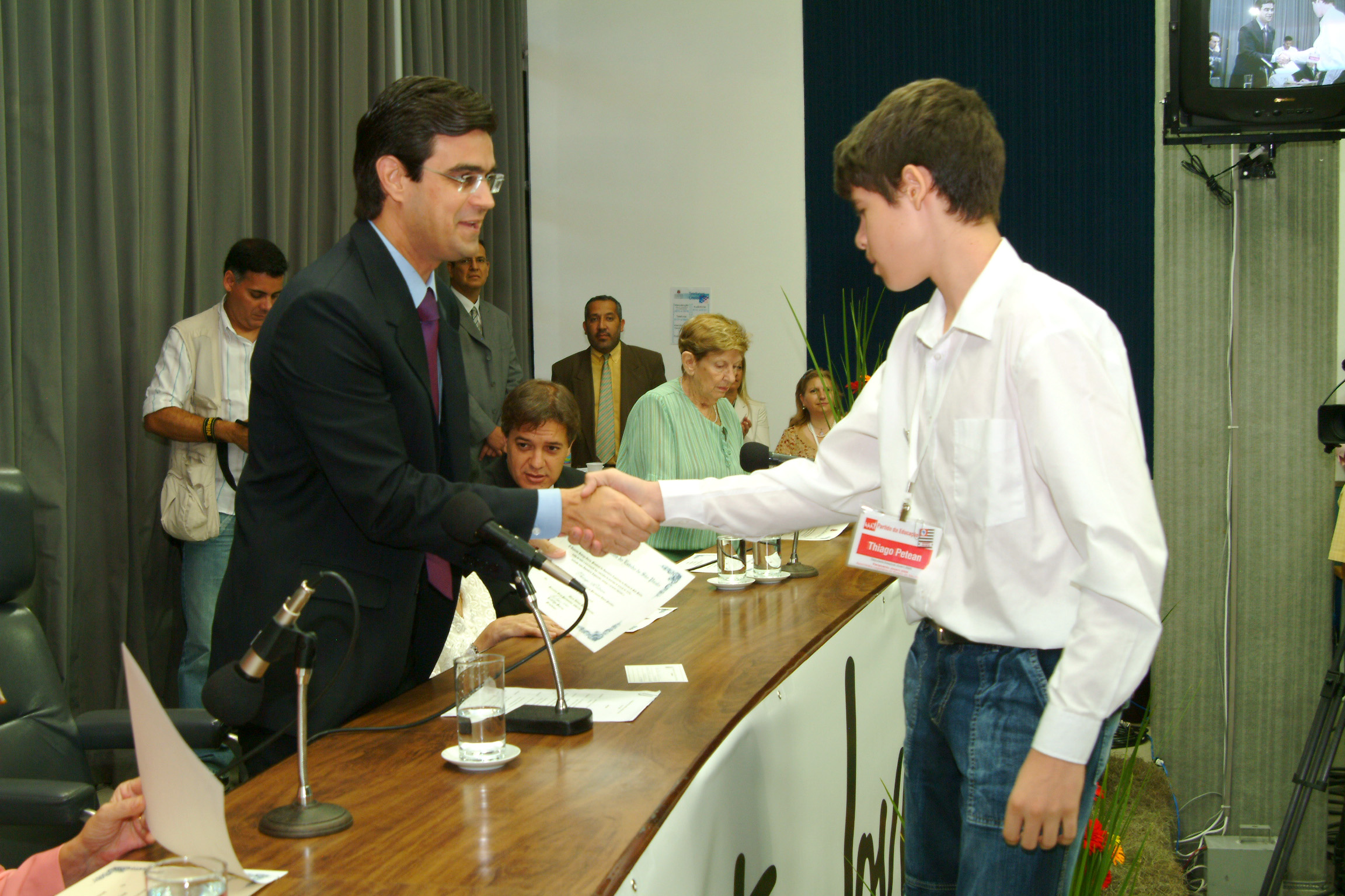Presidente Rodrigo Garcia entrega diploma ao deputado jovem<a style='float:right;color:#ccc' href='https://www3.al.sp.gov.br/repositorio/noticia/03-2008/PJ DIPLOMA 872ROB.jpg' target=_blank><i class='bi bi-zoom-in'></i> Clique para ver a imagem </a>